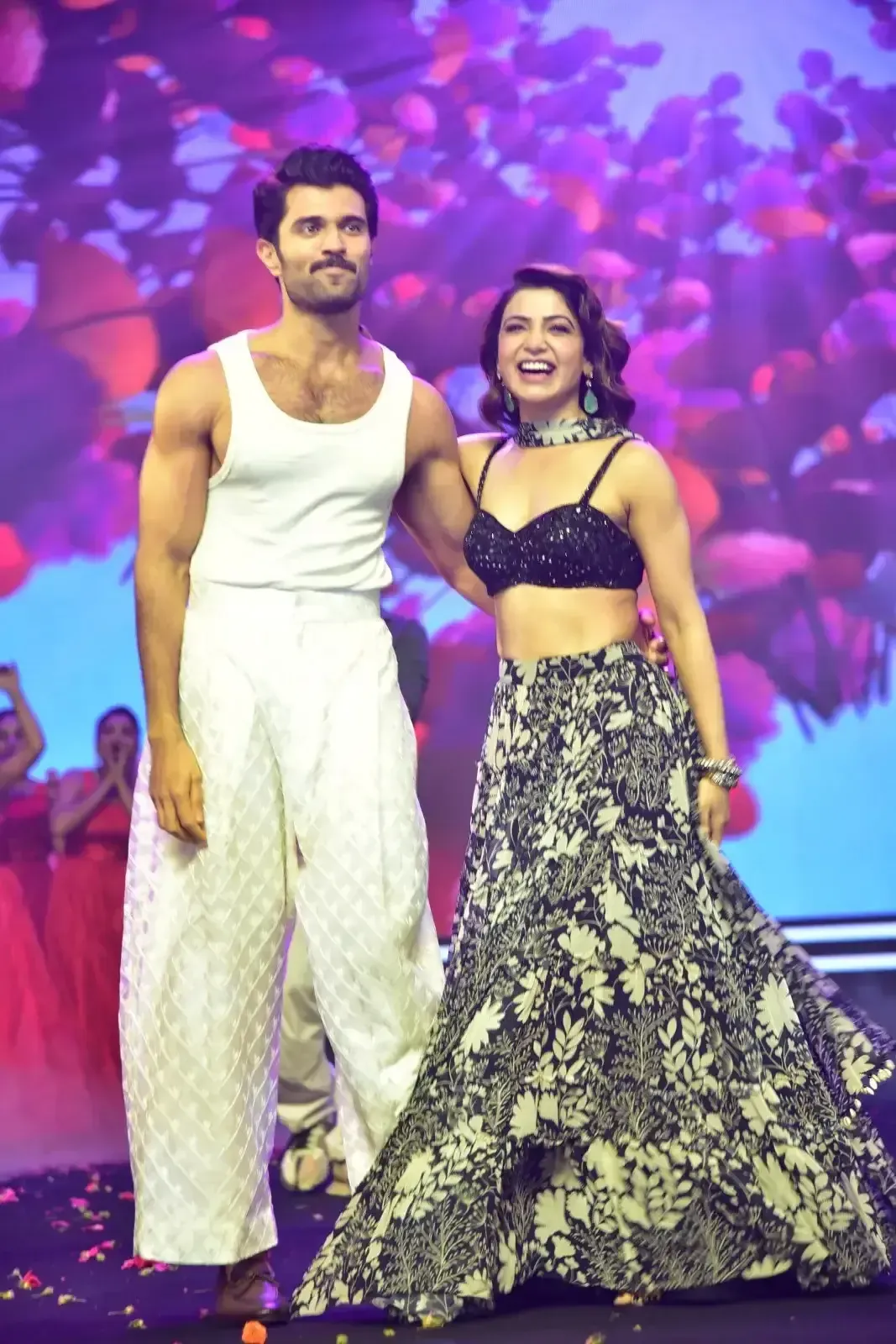 VIJAY DEVARAKONDA SAMANTHA IN KUSHI MUSICAL CONCERT 7